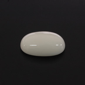2.37カラットの天然ホワイトサンゴ（10.9×7 mm・オーバルカット）
