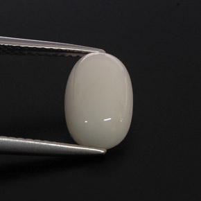 2.37カラットの天然ホワイトサンゴ（10.9×7 mm・オーバルカット）