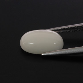 2.37カラットの天然ホワイトサンゴ（10.9×7 mm・オーバルカット）