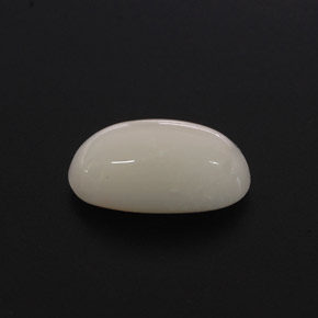 2.85カラットの天然ホワイトサンゴ（11.7×6.4 mm・オーバルカット）