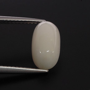 2.85カラットの天然ホワイトサンゴ（11.7×6.4 mm・オーバルカット）