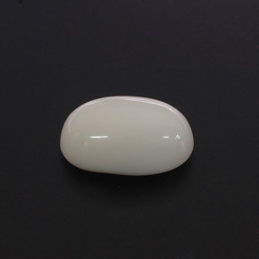 2.68カラットの天然ホワイトサンゴ（10.6×7.1 mm・オーバルカット）