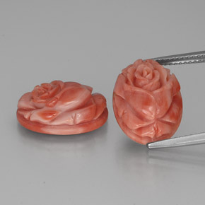 カラットの天然サーモンサンゴ（16×12 mm・ファンシーシェイプ）