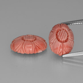 7.80カラットの天然濃い青みがかった赤サンゴ（13.5×9.4 mm・フラワーカット）