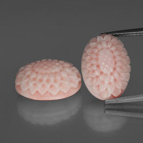 カラットの天然ピンクサンゴ（15.3×11.1 mm・ファンシーシェイプ）