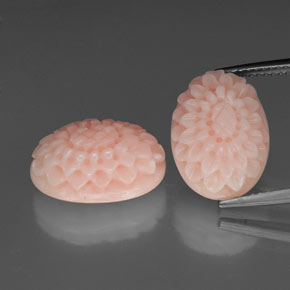 カラットの天然ピンクサンゴ（15.3×11 mm・ファンシーシェイプ）