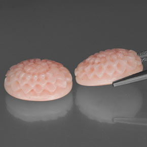 カラットの天然ピンクサンゴ（15.3×11 mm・ファンシーシェイプ）