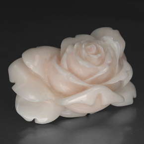 40.97カラットの天然サーモンホワイトサンゴ、ファンシーシェイプ、オペーク