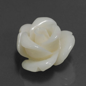 8.97カラットの天然ホワイトサンゴ（14.3×13.8 mm・ファンシーシェイプ）