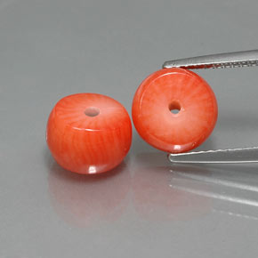 カラットの天然サーモンサンゴ（8.3×5.3 mm・ファンシーシェイプ）