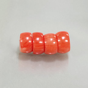 カラットの天然サーモンサンゴ（8.3×4.9 mm・ファンシーシェイプ）