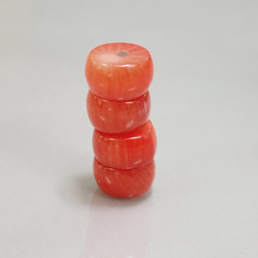 カラットの天然サーモンサンゴ（8.3×4.9 mm・ファンシーシェイプ）