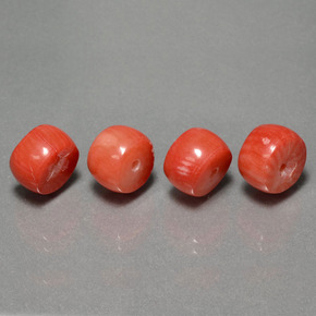 カラットの天然サーモンサンゴ（8.2x5.1 mm・ファンシーシェイプ）