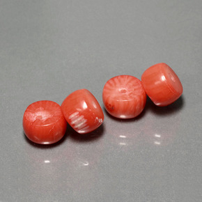 カラットの天然サーモンサンゴ（8.2x5.1 mm・ファンシーシェイプ）