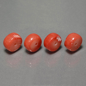 カラットの天然サーモンサンゴ（8.4×4.3 mm・ファンシーシェイプ）