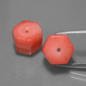 カラットの天然サーモンサンゴ（10.7×9.7 mm・ファンシーシェイプ）
