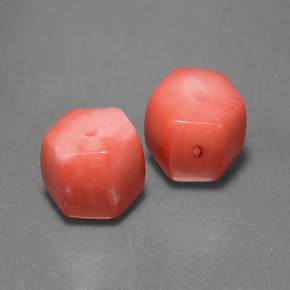 カラットの天然サーモンサンゴ（10.7×9.7 mm・ファンシーシェイプ）