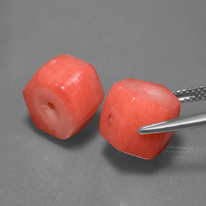 カラットの天然サーモンサンゴ（10.7×9.7 mm・ファンシーシェイプ）