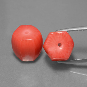 カラットの天然サーモンサンゴ（10.7×9.6 mm・ファンシーシェイプ）