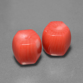 カラットの天然サーモンサンゴ（10.7×9.6 mm・ファンシーシェイプ）