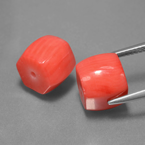 カラットの天然サーモンサンゴ（10.7×9.6 mm・ファンシーシェイプ）