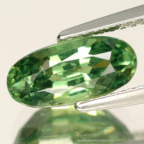 2.35カラットの天然グリーンデマントイドガーネット（10.3×5.1 mm・オーバルカット）