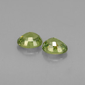カラットの天然グリーンデマントイドガーネット（4.7×3.8 mm・オーバルカット）