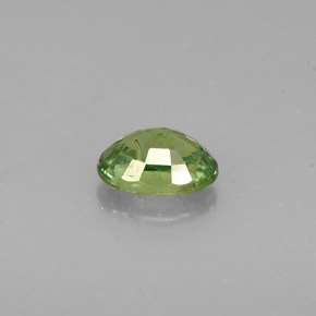 0.48カラットの天然グリーンデマントイドガーネット（5.3×3.9 mm・オーバルカット）