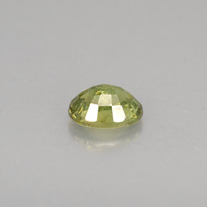 0.44カラットの天然グリーンデマントイドガーネット（5.1×3.9 mm・オーバルカット）