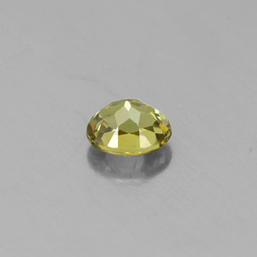 0.28カラットの天然ゴールデングリーンデマントイドガーネット（4.1×3.4 mm・オーバルカット）