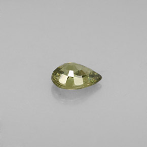 0.57カラットの天然ゴールデングリーンデマントイドガーネット（6×4.3 mm・洋梨の形）