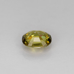 0.62カラットの天然ゴールデングリーンデマントイドガーネット（5.7×4.8 mm・オーバルカット）