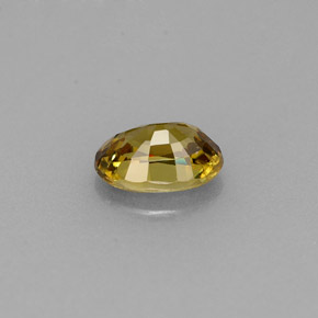 0.63カラットの天然緑がかったゴールドデマントイドガーネット（6.1×4.2 mm・オーバルカット）