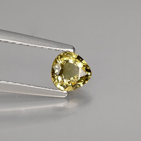 0.42カラットの天然緑がかったゴールドデマントイドガーネット（4.9×4.7 mm・洋梨の形）