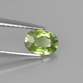 0.54カラットの天然ゴールデングリーンデマントイドガーネット（6×4.3 mm・オーバルカット）