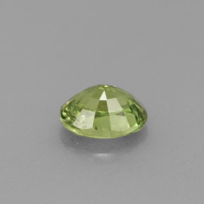 0.54カラットの天然ゴールデングリーンデマントイドガーネット（5.4×4.2 mm・オーバルカット）