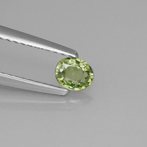 0.28カラットの天然ゴールデングリーンデマントイドガーネット（4.5×3.7 mm・オーバルカット）