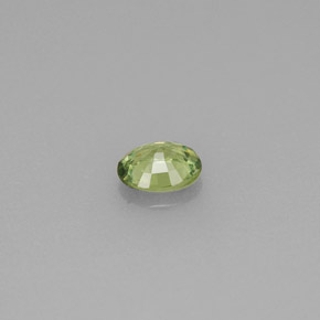 0.28カラットの天然ゴールデングリーンデマントイドガーネット（4.5×3.7 mm・オーバルカット）