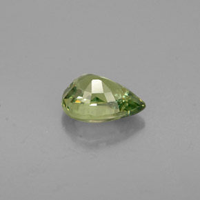 0.58カラットの天然ゴールデングリーンデマントイドガーネット（5.9×4.2 mm・洋梨の形）