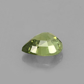 0.66カラットの天然ゴールデングリーンデマントイドガーネット（5.9×4.8 mm・洋梨の形）