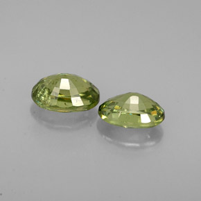 カラットの天然ゴールデングリーンデマントイドガーネット（5.9×4.1 mm・オーバルカット）