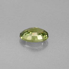 0.53カラットの天然ゴールデングリーンデマントイドガーネット（5.8×4 mm・オーバルカット）