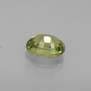 0.68カラットの天然ゴールデングリーンデマントイドガーネット（5.8×4.2 mm・オーバルカット）