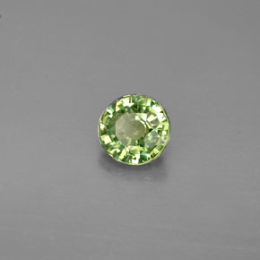 0.47カラットの天然ゴールデングリーンデマントイドガーネット（4.55 mm・ラウンドカット）