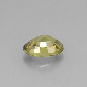 0.66カラットの天然ゴールデングリーンデマントイドガーネット（6.1×4.2 mm・オーバルカット）