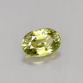 0.65カラットの天然ゴールデングリーンデマントイドガーネット（6.1×4.1 mm・オーバルカット）