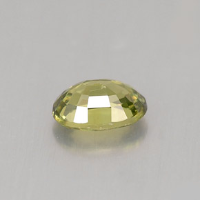 0.65カラットの天然ゴールデングリーンデマントイドガーネット（6.1×4.1 mm・オーバルカット）