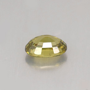 0.68カラットの天然ゴールデングリーンデマントイドガーネット（6.1×4.2 mm・オーバルカット）