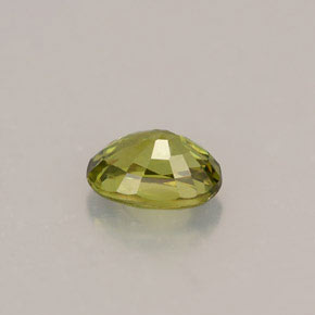 0.63カラットの天然ゴールデングリーンデマントイドガーネット（5.9×4.1 mm・オーバルカット）