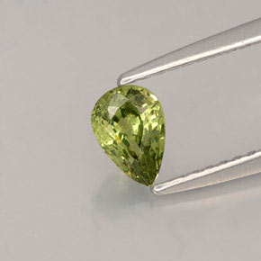 0.50カラットの天然ゴールデングリーンデマントイドガーネット（5.7×4 mm・オーバルカット）